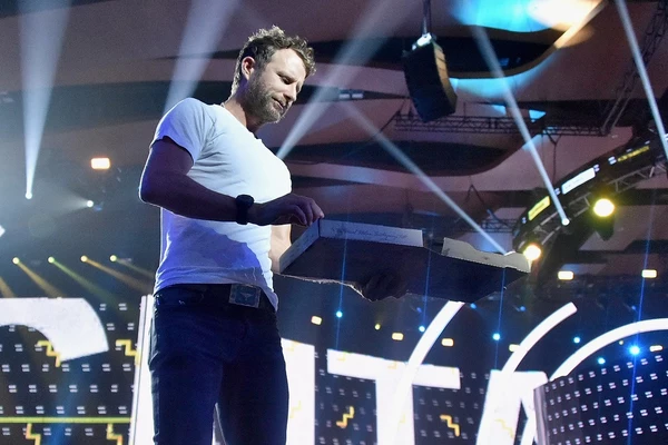 Dierks Bentley Has Been Opening His Own Shows … in Disguise [WATCH]