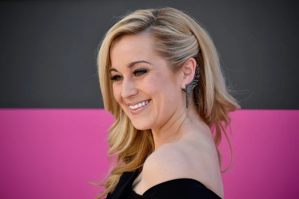 Watch Kellie Pickler Perform Emotional New Song 'If It Wasn't for a Woman'