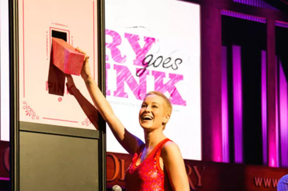 Kellie Pickler Tickles the Opry Pink